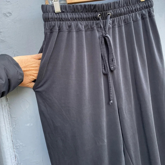 Fabletics Lightweight High Rise Black Jogger Pants, size L - Picture 3 of 5